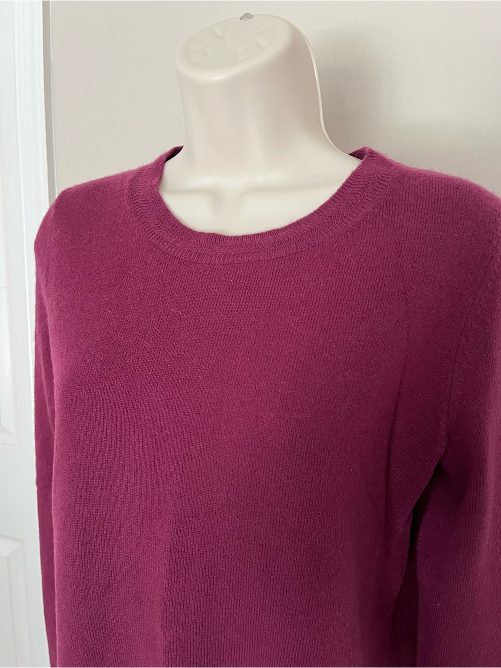Boden Cashmere Classic Crewneck Sweater Burgundy Berry color size small - Picture 2 of 6